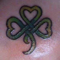 tatuaje verde de trébol de corazones de nudo