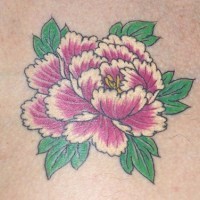 Un tatouage élégant des fleurs blancs et pourpres