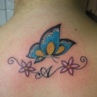tatuaje femenino de mariposa con monograma