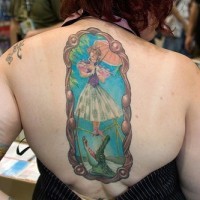 tatuaje en la espalda del retrato de una chica con paraguas y crocodilo