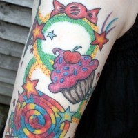 tatuaje colorido de caramelos,magdalenas y estrellas