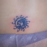 tatuaje femenino de símbolo de delfines