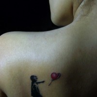 tatuaje de arte de Banksy de una chica con globo