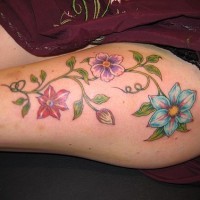 tatuaje colorido de flores en planta