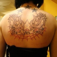 tatuaje en la espalda de rosas y estrellas en la tela