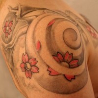 Fiori con ornamento tatuaggio sulla spalla