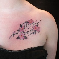 tatuaje de lindo conejito bajo el árbol de sákura