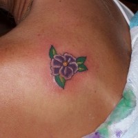 Fiore viola tatuaggio sulla spalla