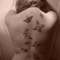 Schmetterlinge fliegen Tattoo am Rücken