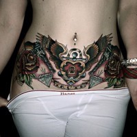 tatuaje sexy colorido de rosas con águila
