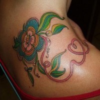 tatuaje femenino colorido de flor con cinta