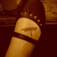 tatuaje realístico pequeño en el pie de libélula