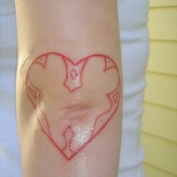 tatuaje en el codo de la lina roja de corazón