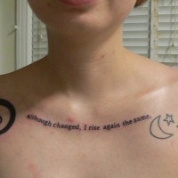 tatuaje en el pecho femenino de lema con estrella y luna