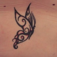 tatuaje femenino de traceria de alas de mariposa
