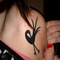 tatuaje elegante de pájaro negro