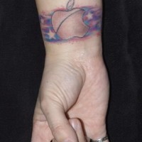 Apple logo colorato tatuaggio sul polso