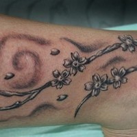 tatuaje en la pierna del árbol de sákura con jerogríficos
