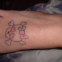 Le tatouage de la crâne Hallo Kitty sur le pied