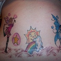 tatuaje femenino de arco iris con mariposas en el cielo