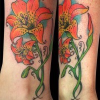 tatuaje elegante de flor naranja