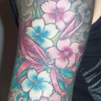 tatuaje femenino colorido en el brazo de flores