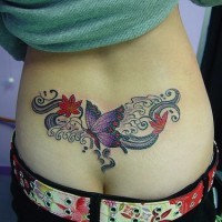 Ornamento colorato con fiori e farfalla tatuaggio sulla schiena abbasso