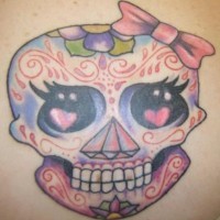 Cranio feminnile con fiocco tatuaggio