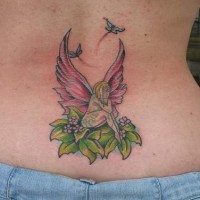 Le tatouage de fée colorée sur les fleurs vertes avec des colibris