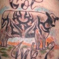 Tattoo von Kuh mit Stammesornament und Inschrift 