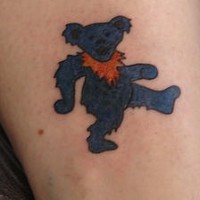 Tatuaje oso azul oscuro andando