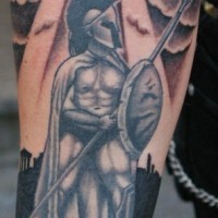 Gran tatuaje la estatua del guerrero griego con las nubes abajo