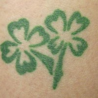 tatuaje de dos tréboles verdes de cuatro hojas