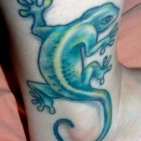 El tatuaje de una lagartija de color verde en la pierna