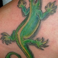 El tatuaje de una lagartija en color verde