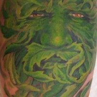 Tatuaje en la pierna,  hombre de las hojas verdes con ojos rojos