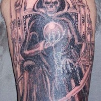 Le tatouage de trône de la morte avec une sphère magique