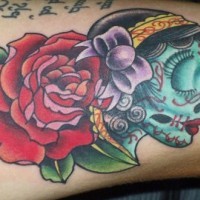 Calavera femenina con la rosa grande tatuaje en color