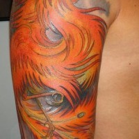 Tatuaje en detalle ave mágico en color del fuego
