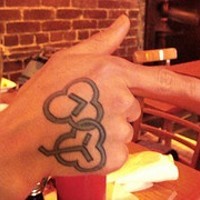 Due cuore in stile di Hi-Tech tatuate sulla mano