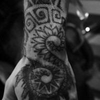 Tattoo von malerischen Figuren, Blättern, Schnörkeln  an der Hand