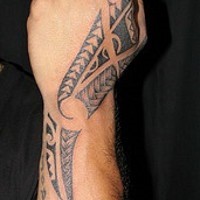 Tatuaje en la mano, ornamento con líneas  y triángulos
