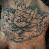 Tatuaggio sulla mano non colorato : la candela di cera accesa sul fiore