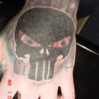 Tattoo von schwarzer fürchterlicher verdächtiger Maske, die nichts Gutes beabsichtigt, an der Hand