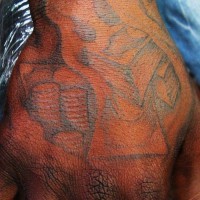Tatuaje en la mano, estilo mecánico, objetos metalicos