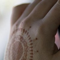 Le tatouage sur la main du soleil en style indien
