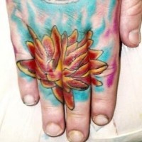 Tatuaje en la mano, lirio rojo en el agua
