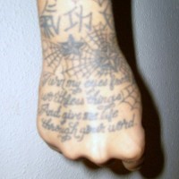 Tatuaggio su tutta mano : la ragnatela , la scritta, le stelle e i geroglifici