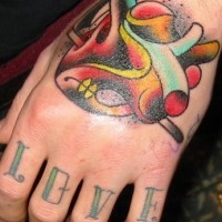 Tattoo von einem gebundenem mit Blutgefäßen Herzen an der Hand und Inschtift 