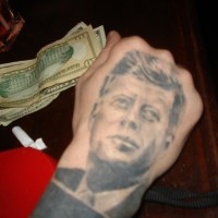 Un portrait tatouage noir de personne fameuse sur la main